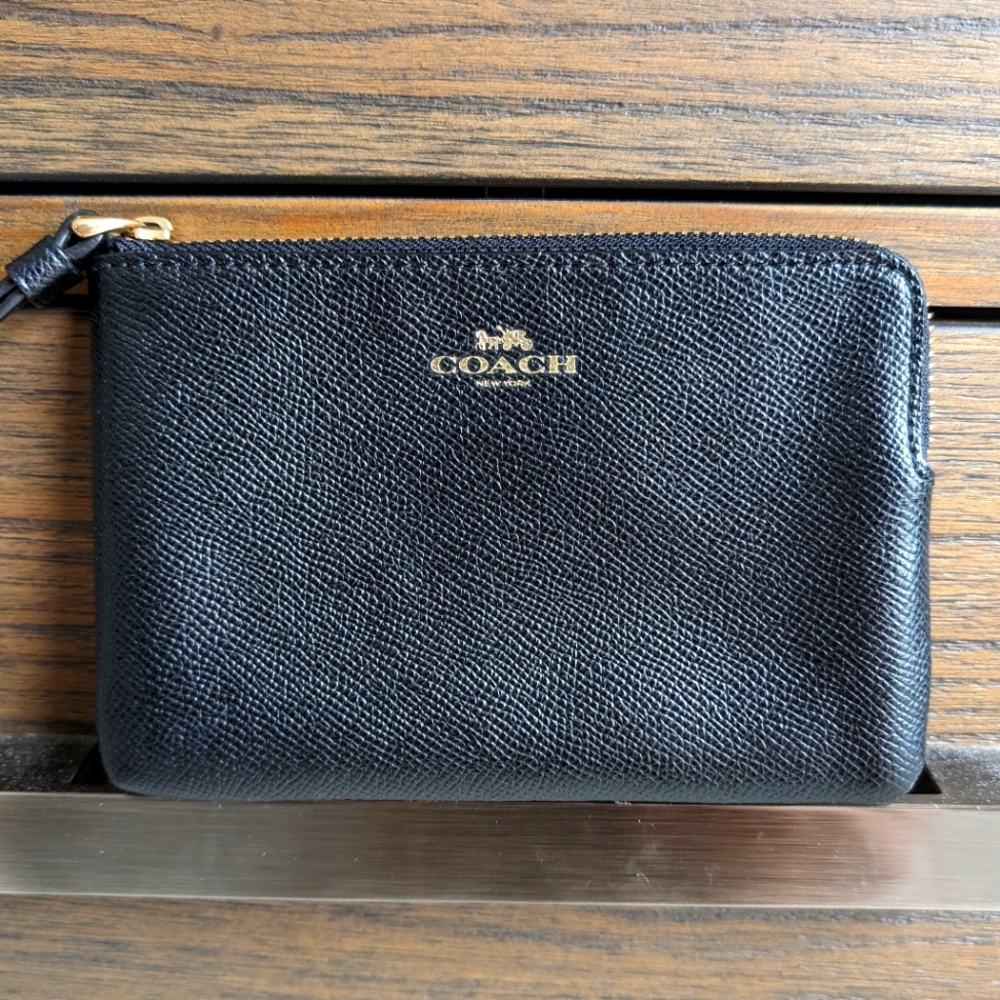 ⭐SALE!!⭐ Coach Carson Leather Corner Zip Wristlet, Black